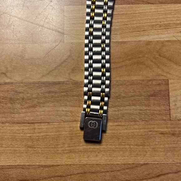 Gucci Watch. Model 9000L. Preowned by only me. - Picture 4 of 6